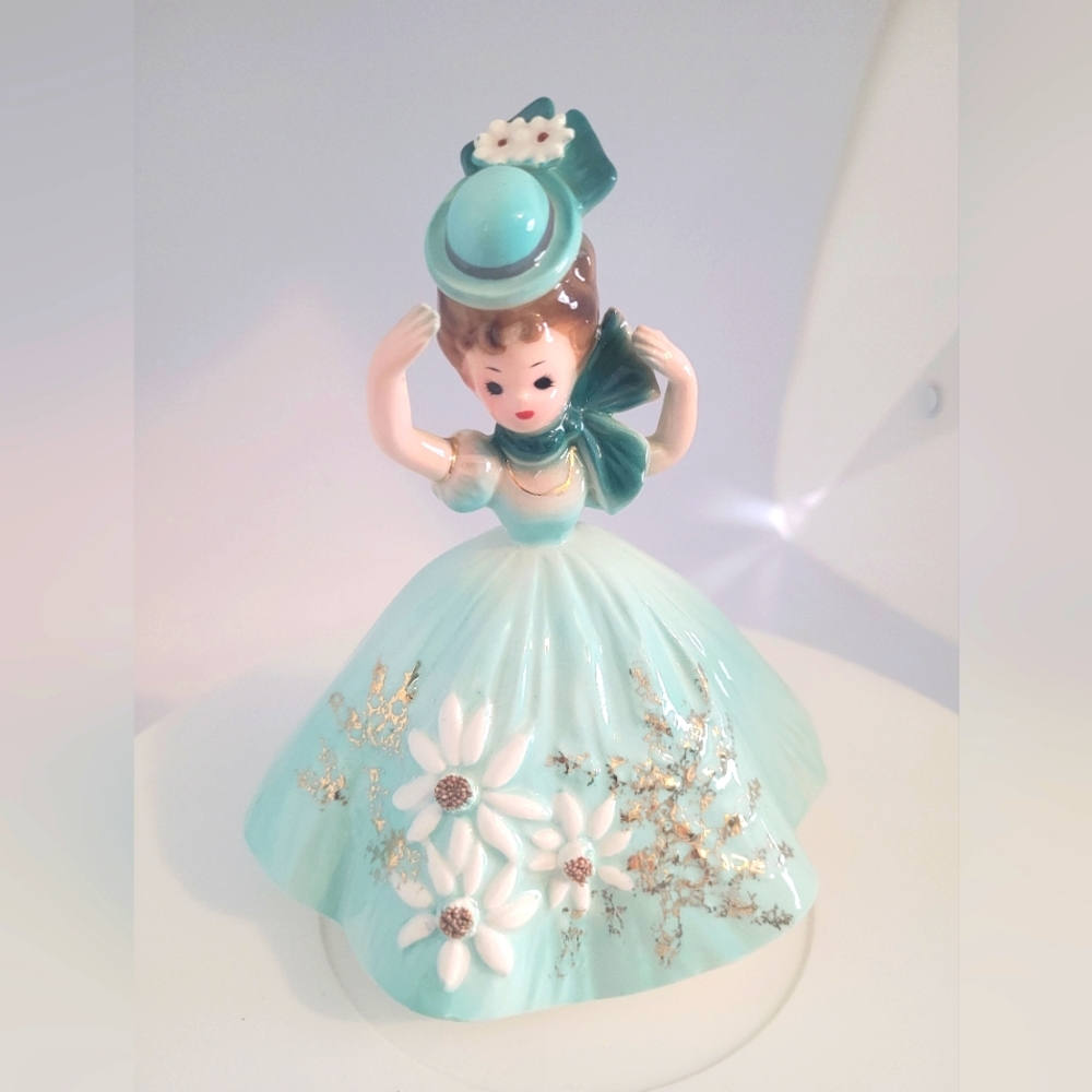 Josef Originals @ Figurine Lady Daisy Flowers & Hat